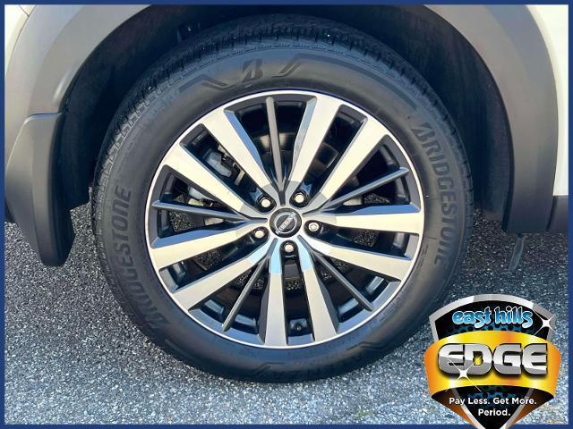 Photo of 2022 White 2 Tone Nissan Pathfinder