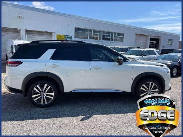 Photo of 2022 White 2 Tone Nissan Pathfinder