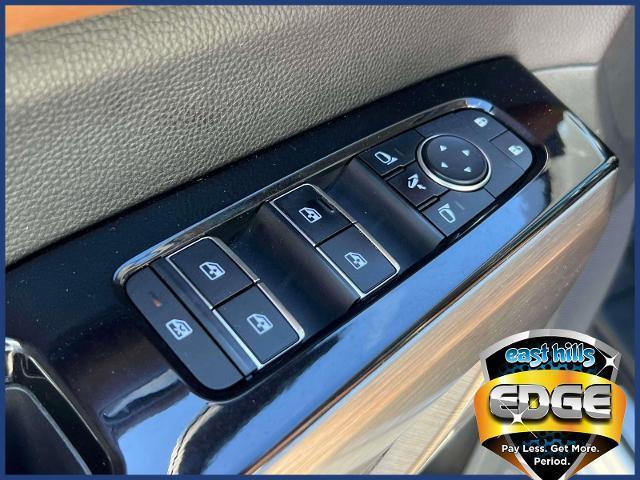 Photo of 2022 White 2 Tone Nissan Pathfinder