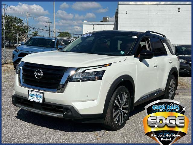 Photo of 2022 White 2 Tone Nissan Pathfinder