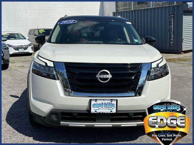 Photo of 2022 White 2 Tone Nissan Pathfinder