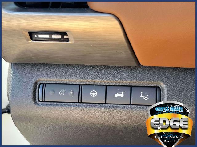 Photo of 2022 White 2 Tone Nissan Pathfinder