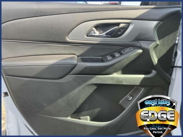 Photo of 2022 Summit White Chevrolet Traverse