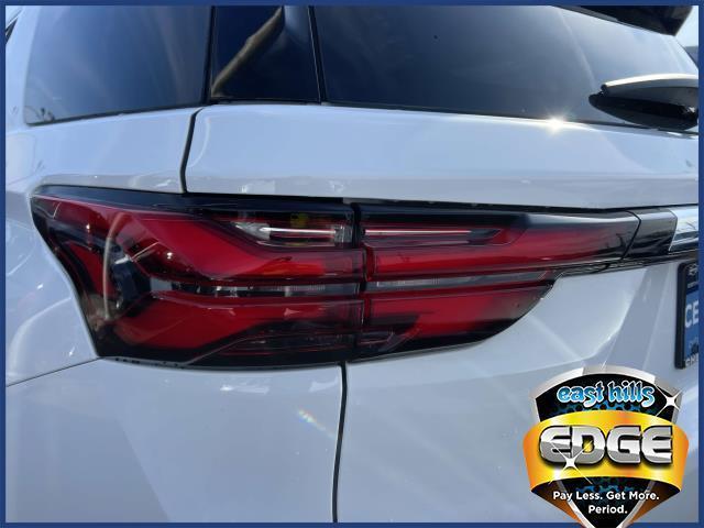 Photo of 2022 Summit White Chevrolet Traverse