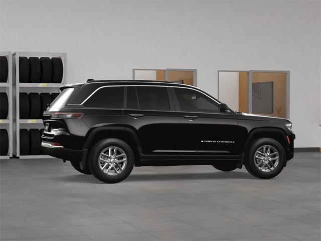 Photo of 2025 Diamond Black Jeep Grand Cherokee
