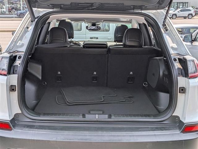 Photo of 2022 Bright White Clearcoat Jeep Cherokee