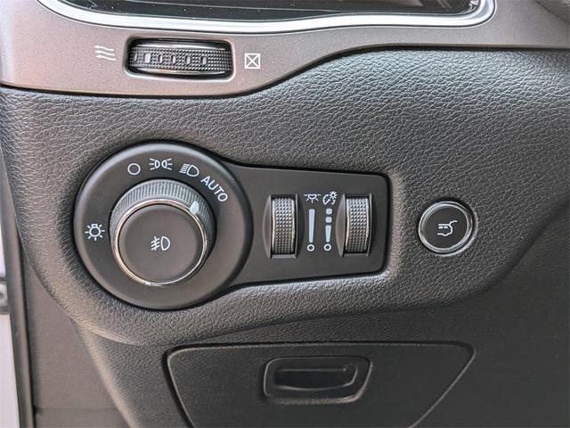 Photo of 2022 Bright White Clearcoat Jeep Cherokee