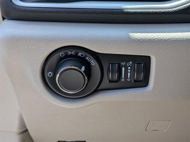 Photo of 2023 Bright White Clearcoat Chrysler Voyager