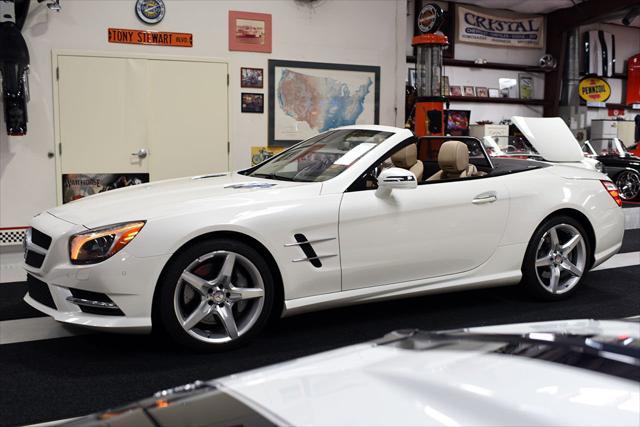 Photo of 2014 White Mercedes-Benz SL-Class