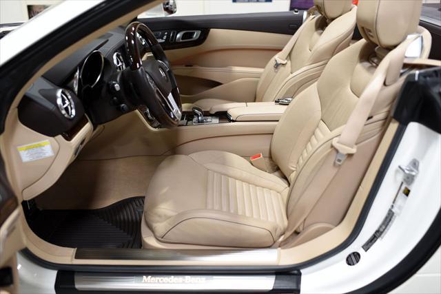 Photo of 2014 White Mercedes-Benz SL-Class