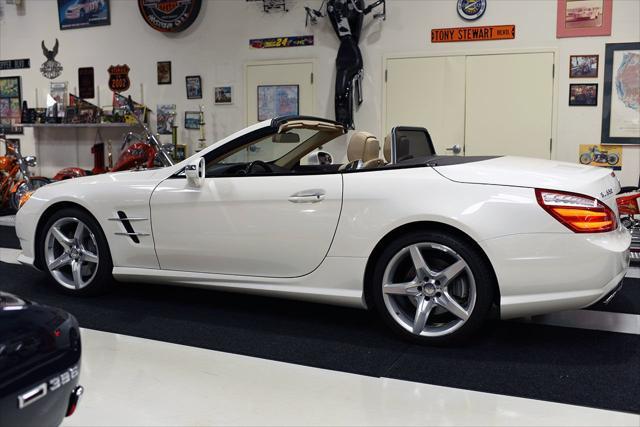 Photo of 2014 White Mercedes-Benz SL-Class