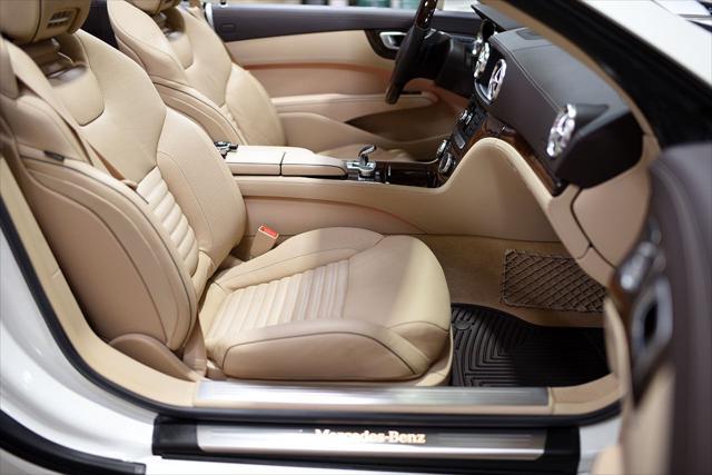 Photo of 2014 White Mercedes-Benz SL-Class