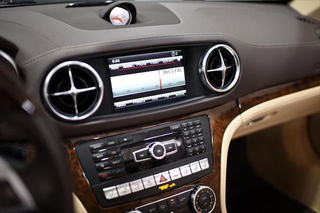 Photo of 2014 White Mercedes-Benz SL-Class