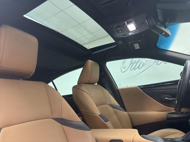Photo of 2021 Eminent White Pearl Lexus ES 300h
