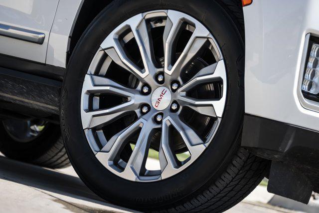 Photo of 2022 White Frost Tricoat GMC Yukon