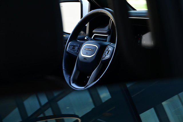 Photo of 2022 White Frost Tricoat GMC Yukon