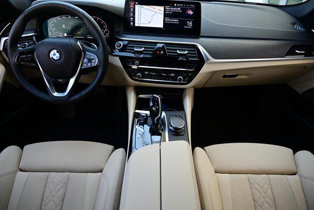 Photo of 2023 Black Sapphire Metallic BMW 530e