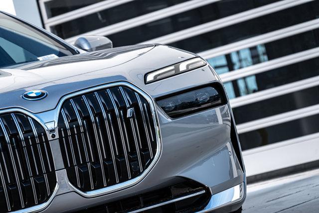 Photo of 2025 Space Silver Metallic BMW i7