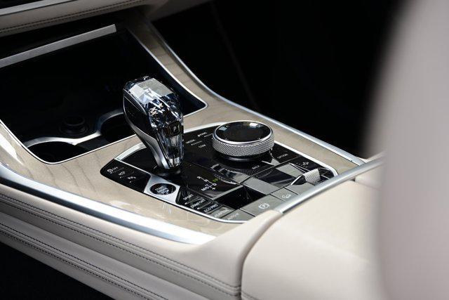 Photo of 2022 Alpine White BMW X7
