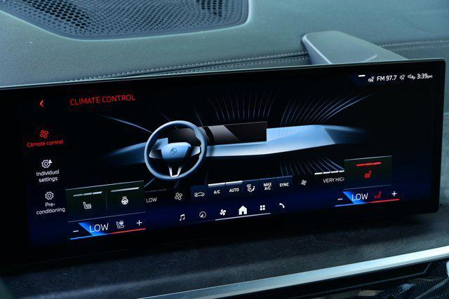 Photo of 2024 Mineral White Metallic BMW X7