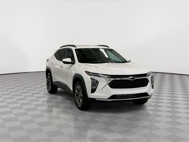 Photo of 2025 Summit White Chevrolet Trax
