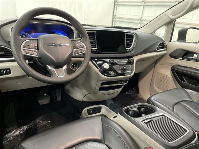 Photo of 2023 Granite Crystal Metallic Clearcoat Chrysler Pacifica