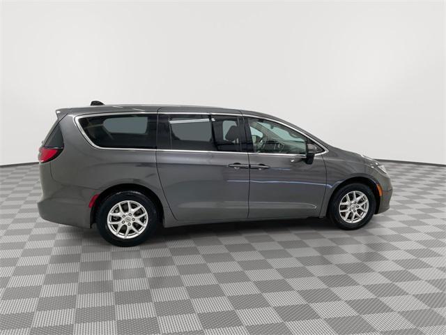 Photo of 2023 Granite Crystal Metallic Clearcoat Chrysler Pacifica