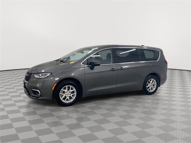Photo of 2023 Granite Crystal Metallic Clearcoat Chrysler Pacifica