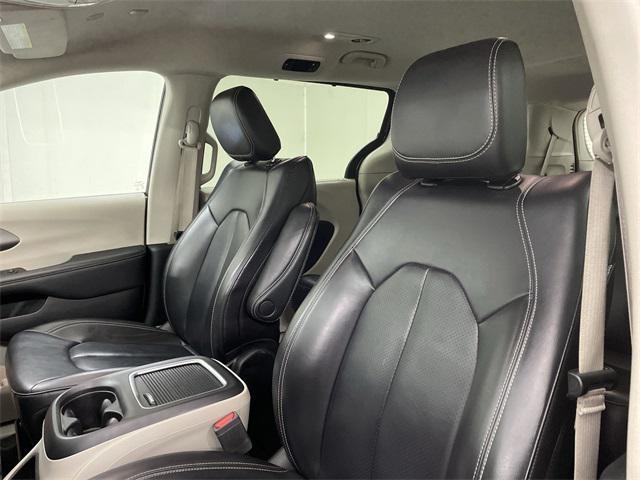 Photo of 2023 Granite Crystal Metallic Clearcoat Chrysler Pacifica