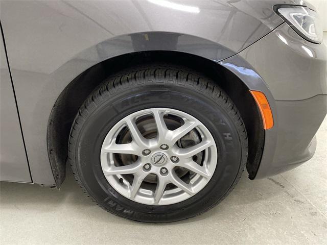 Photo of 2023 Granite Crystal Metallic Clearcoat Chrysler Pacifica