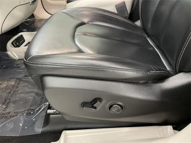 Photo of 2023 Granite Crystal Metallic Clearcoat Chrysler Pacifica