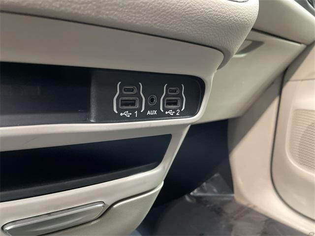 Photo of 2023 Granite Crystal Metallic Clearcoat Chrysler Pacifica