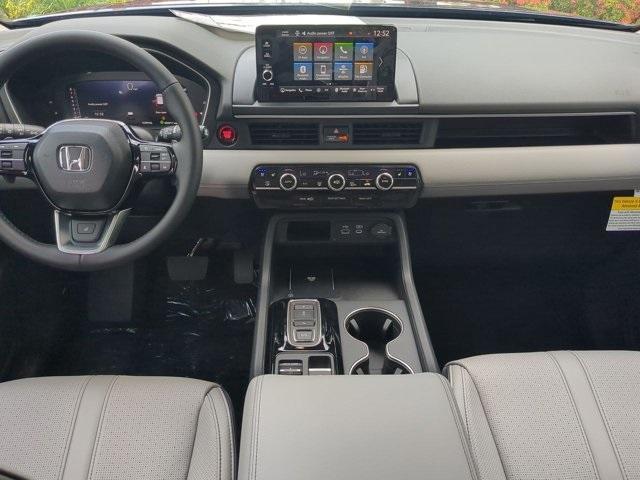 Photo of 2025 Obsidian Blue Pearl Honda Pilot