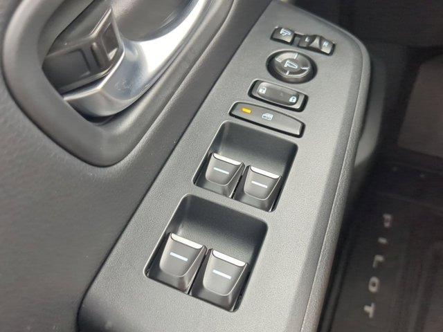 Photo of 2025 Platinum White Pearl Honda Pilot