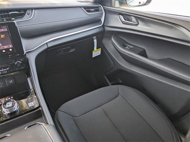Photo of 2025 Metallic Jeep Grand Cherokee L