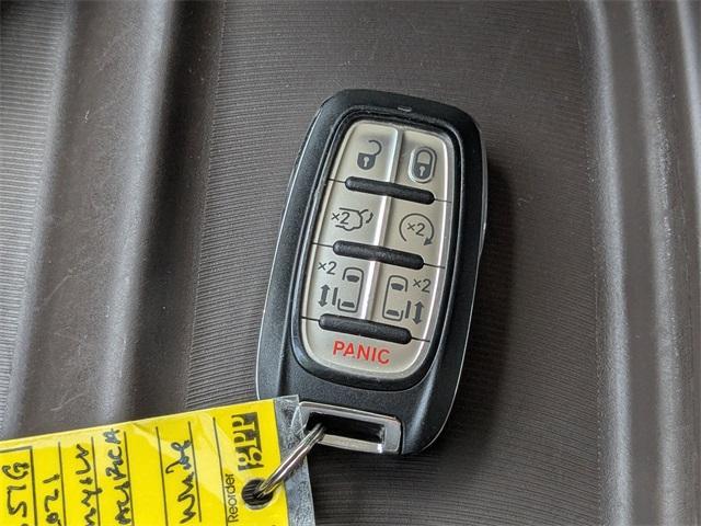 Photo of 2021 Luxury White Pearlcoat Chrysler Pacifica