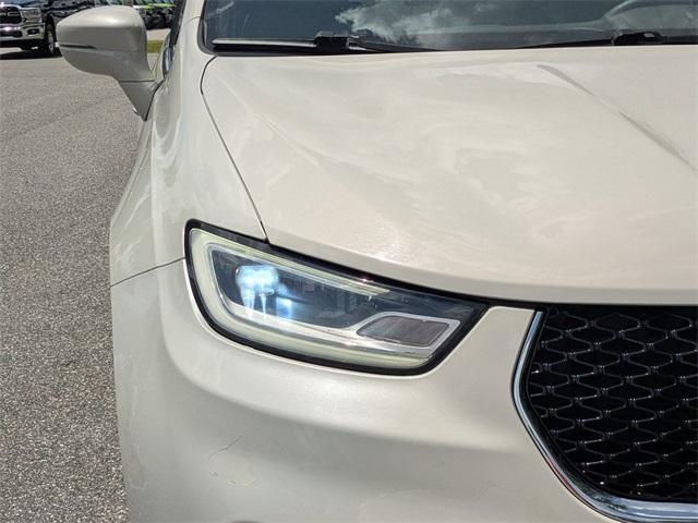 Photo of 2021 Luxury White Pearlcoat Chrysler Pacifica