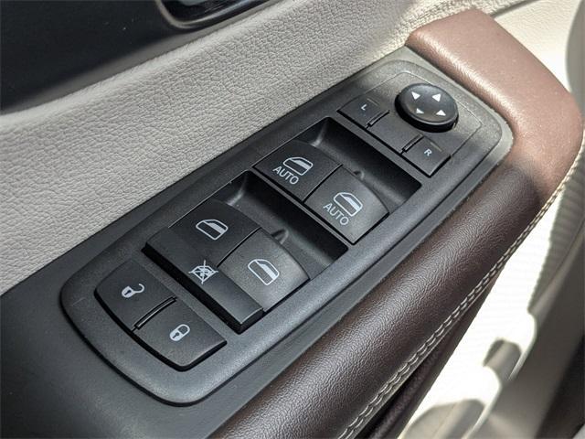 Photo of 2021 Luxury White Pearlcoat Chrysler Pacifica
