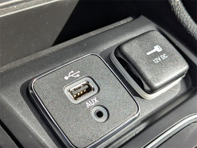 Photo of 2019 Bright White Clearcoat Jeep Cherokee