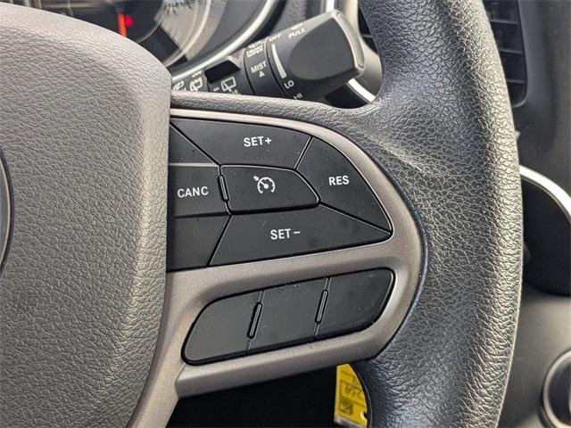 Photo of 2019 Bright White Clearcoat Jeep Cherokee