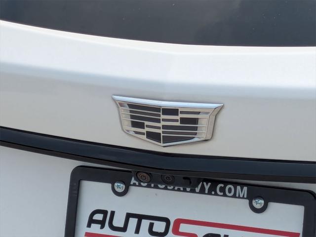Photo of 2022 Crystal White Tricoat Cadillac XT5