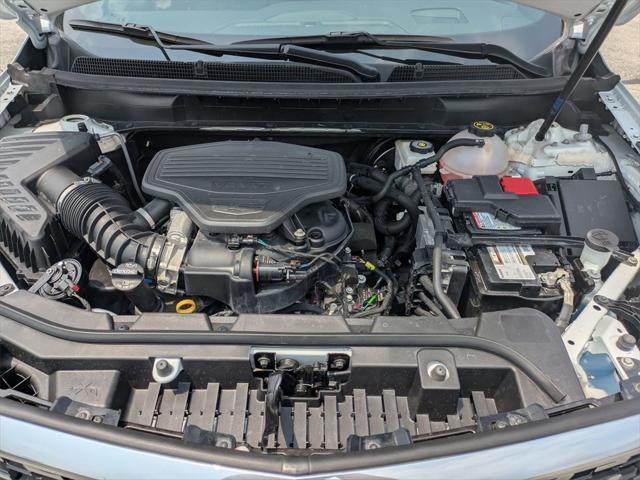 Photo of 2022 Crystal White Tricoat Cadillac XT5