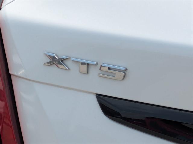 Photo of 2022 Crystal White Tricoat Cadillac XT5