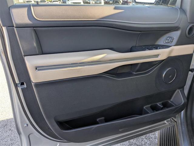 Photo of 2024 Iconic Silver Metallic Ford Expedition