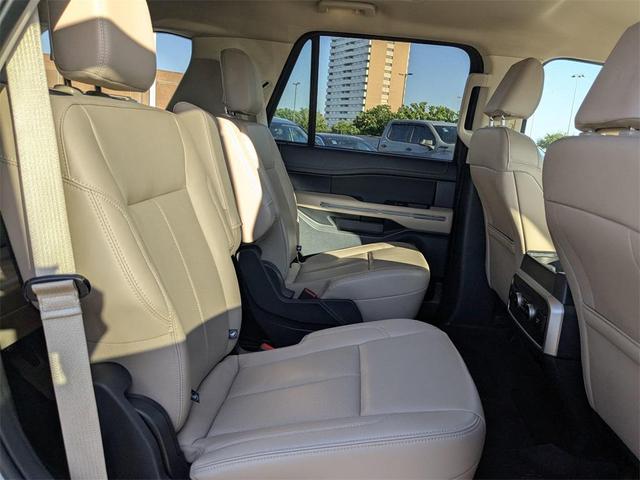 Photo of 2024 Iconic Silver Metallic Ford Expedition