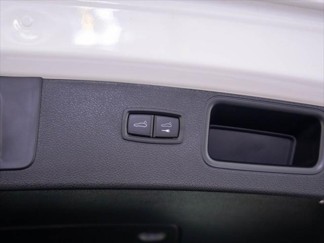 Photo of 2025 White Porsche Macan
