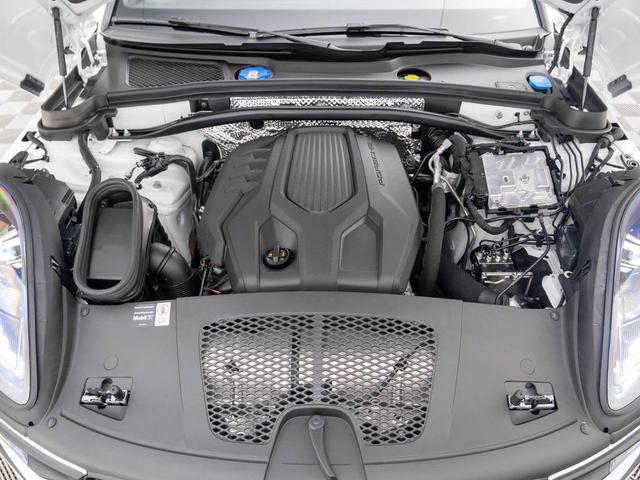 Photo of 2025 White Porsche Macan