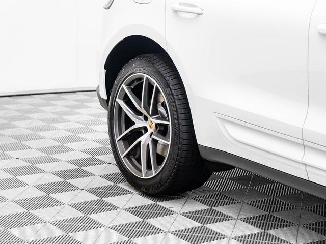 Photo of 2025 White Porsche Macan