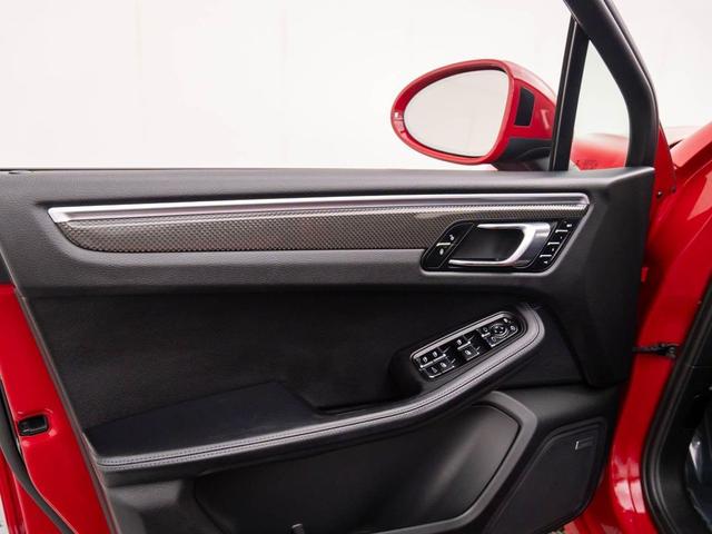 Photo of 2017 Carmine Red Porsche Macan