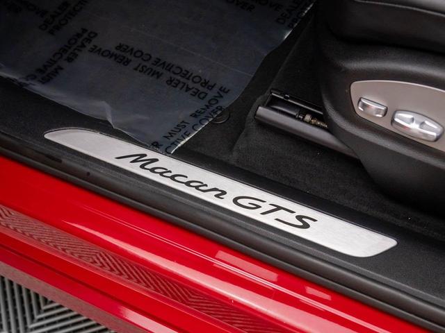 Photo of 2017 Carmine Red Porsche Macan